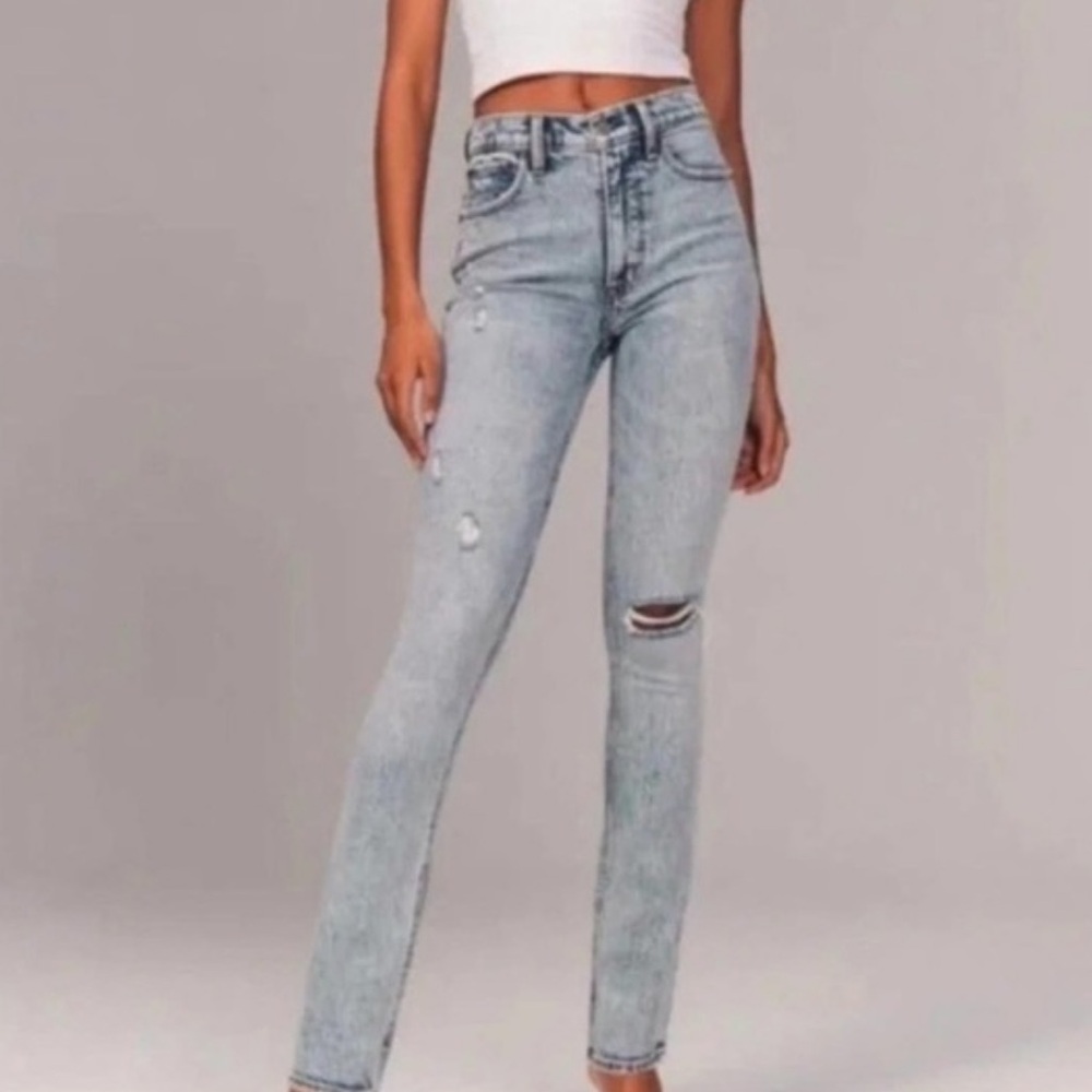 NWT Abercrombie 90s Light Acid Wash Distressed Jeans